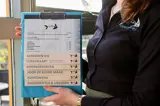 Een menukaart met alle maaltijden die je bij Visrestaurant De School kunt bestellen