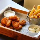 Een eenvoudige kibbelingmaaltijd, saus en wat frietjes
