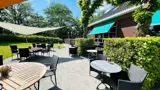 Een mooi teras waar je in de zon kunt zitten