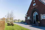 De voorkant van het gebouw van Visrestaurant De School.